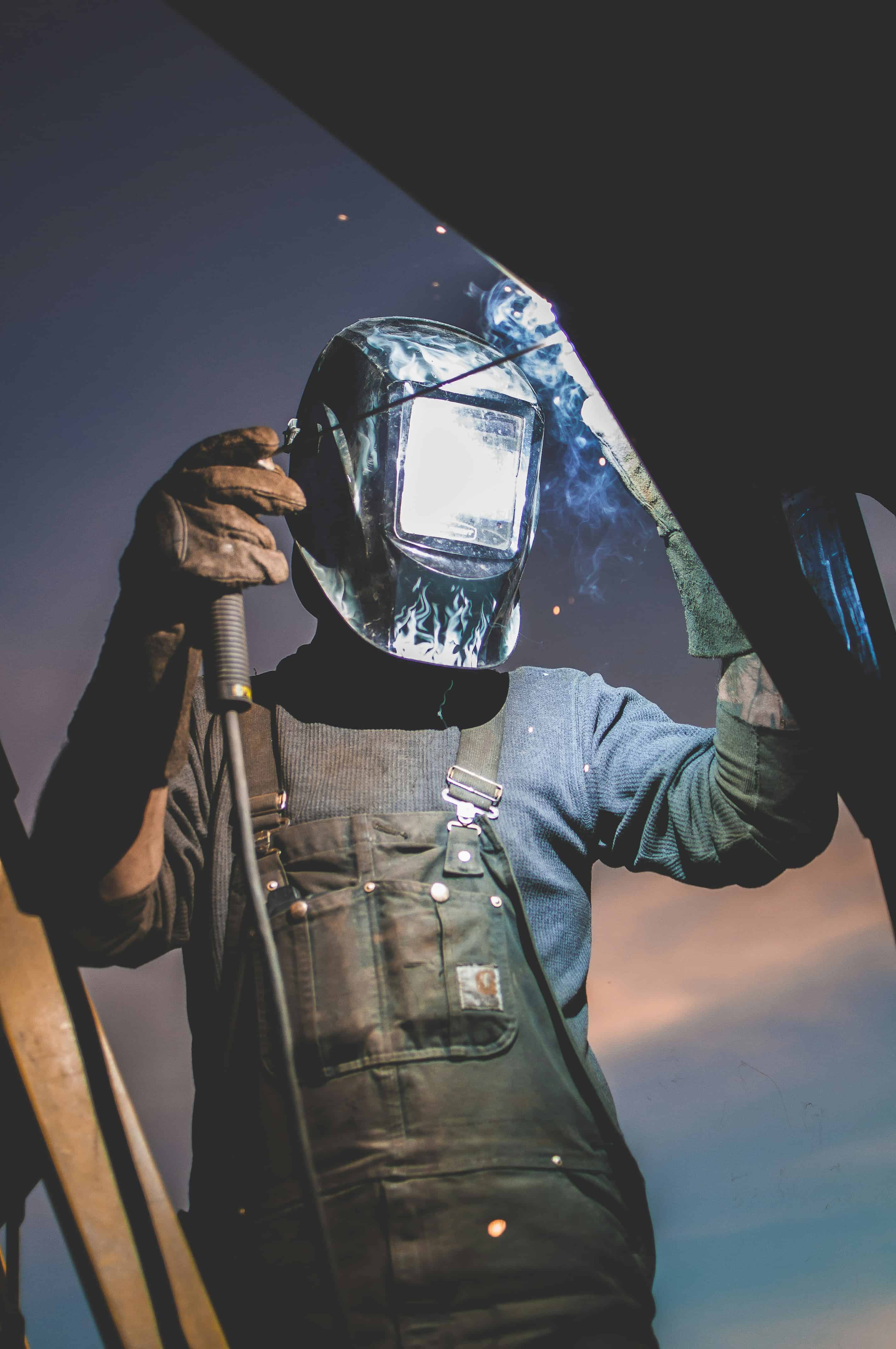 Imatge d'un treballador soldant metall